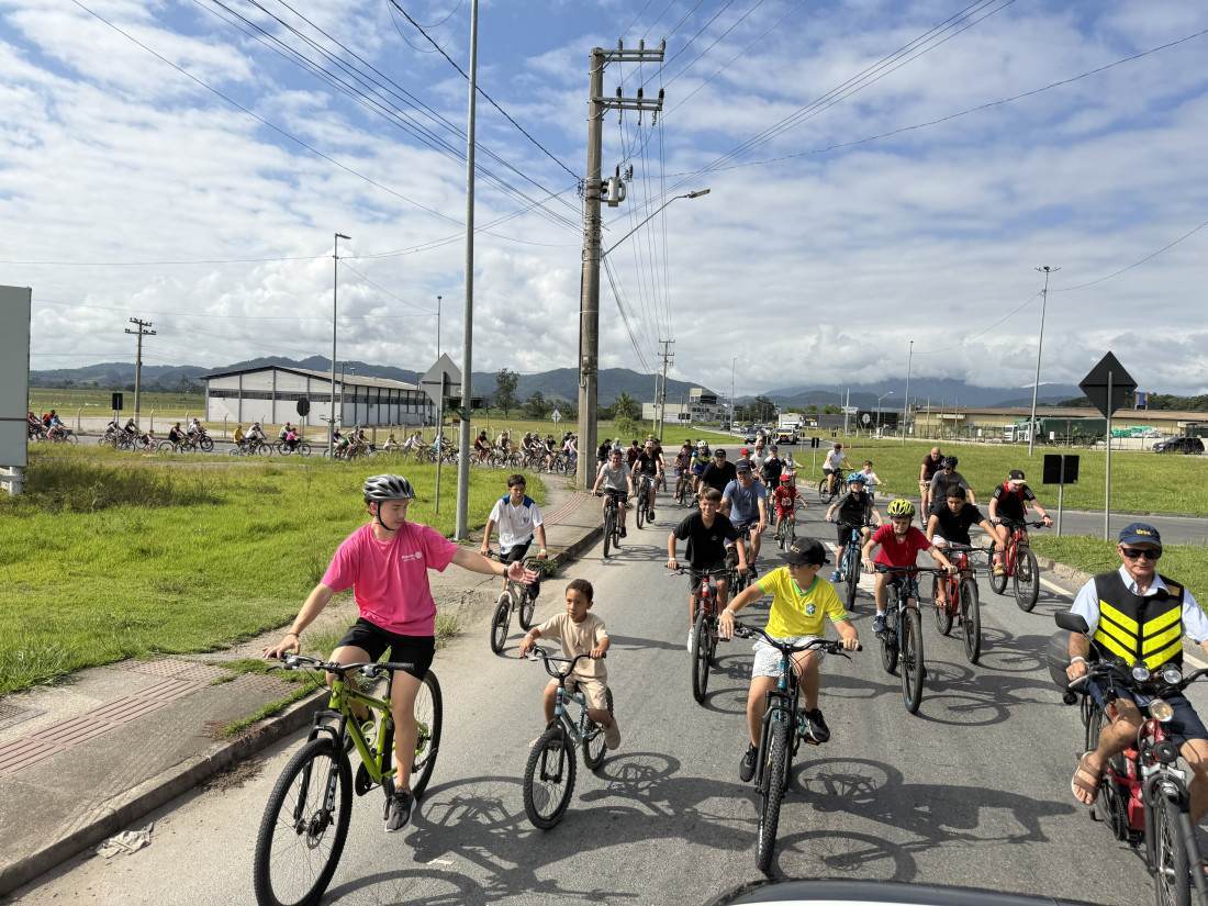 Dia ensolarado contribuiu para o passeio cicl&iacute;stico em Gaspar