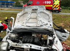 Ve&iacute;culo ficou completamente destru&iacute;do