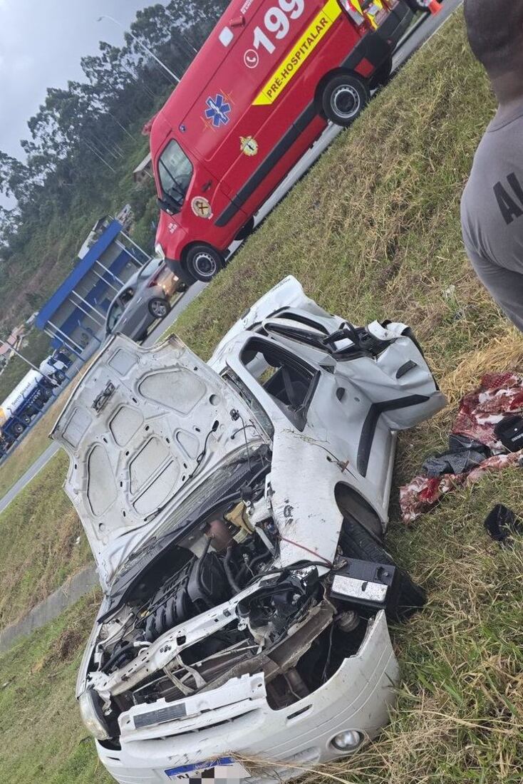 Tr&ecirc;s jovens ficaram feridas