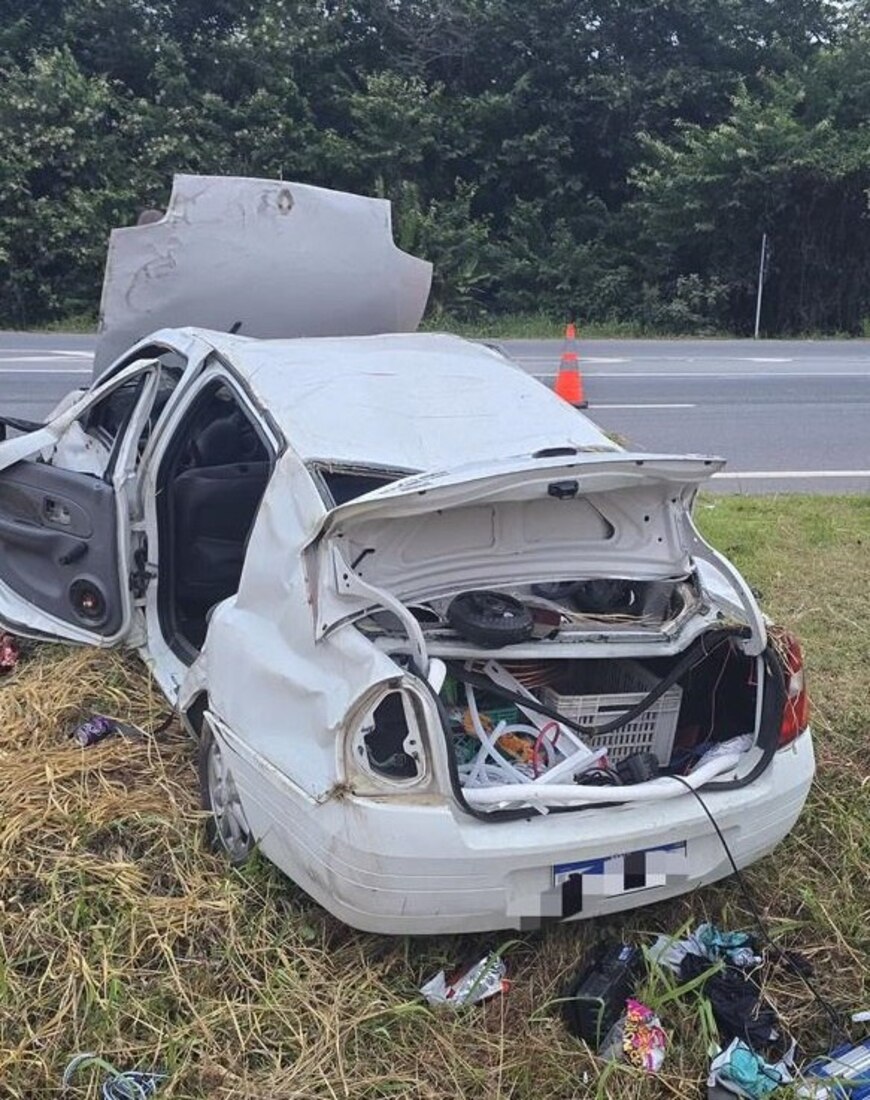 Cinco pessoas viajavam no Renault Sedan