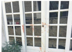Manchas de sangue na porta revelam a viol&ecirc;ncia do crime em Brusque