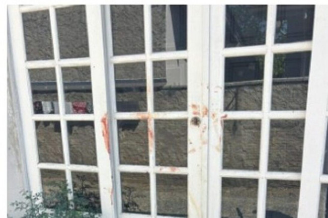 Manchas de sangue na porta revelam a viol&ecirc;ncia do crime em Brusque