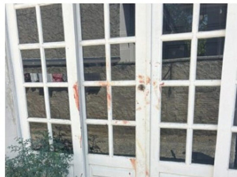 Manchas de sangue na porta revelam a viol&ecirc;ncia do crime em Brusque