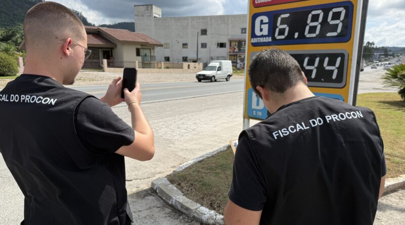 Fiscais do Procon fazem o levantamento 