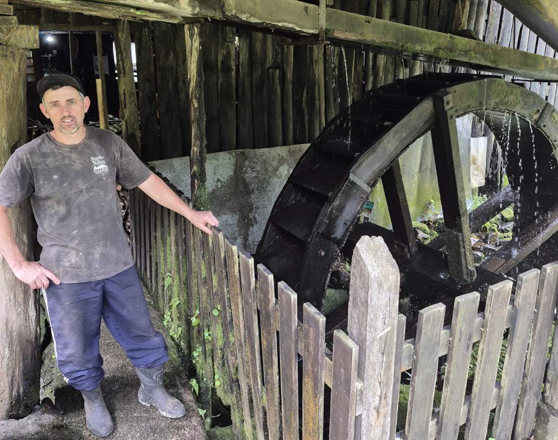 Gilmar Cezar segue na lida di&aacute;ria de fabricar cacha&ccedil;a 