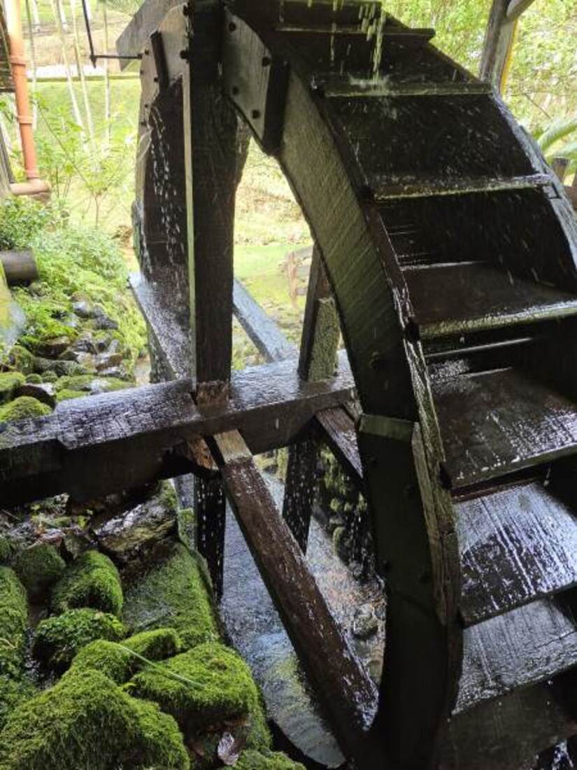 A roda d'&aacute;gua representa a forma mais primitiva de gerar energia no s&eacute;culo passado