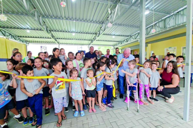 Alunos participaram do corte inaugural da fita