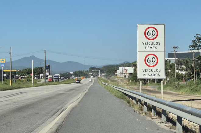 Por for&ccedil;a do fim do contrato, DNIT retirou os equipamentos eletr&ocirc;nicos da BR-470, pr&oacute;ximo &agrave; Rua Albertina Maba