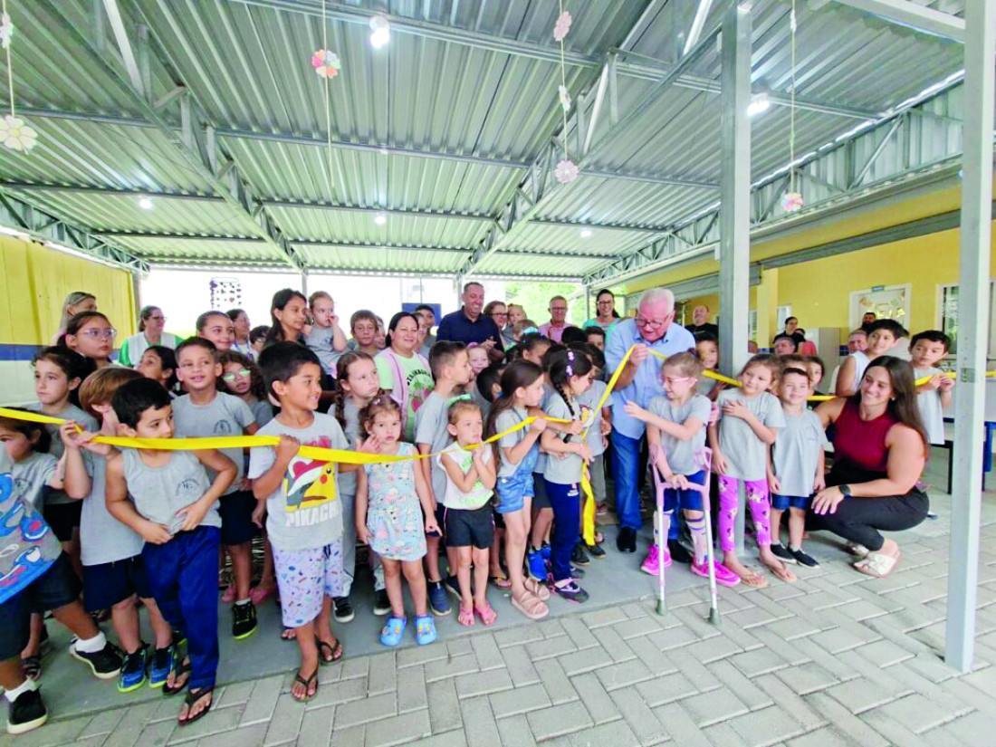 Alunos participaram do corte inaugural da fita