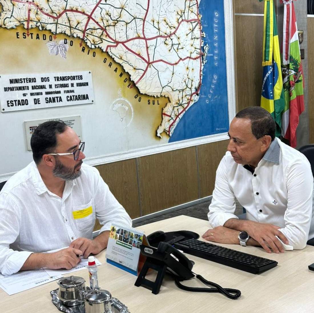 Roni Muller (&agrave; esquerdA) recebeu a boa not&iacute;cia do representante do DNIT em SC