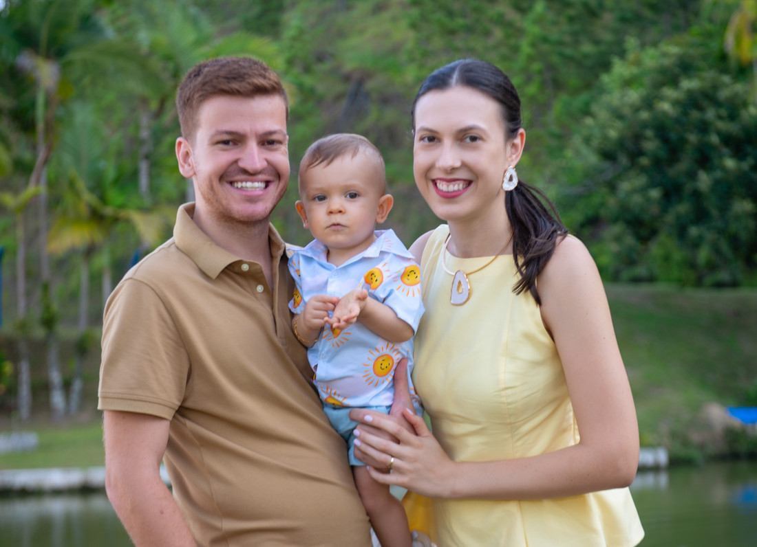 Pedro Muller ao lado dos pais, Andrei e Alice. 