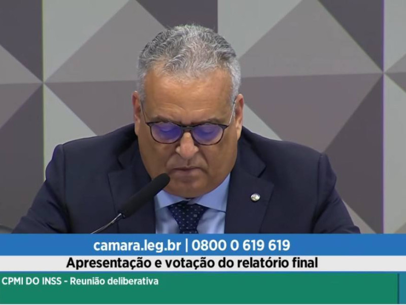 Deputado est&aacute; lendo, neste momento, o relat&oacute;rio final da CPMI
