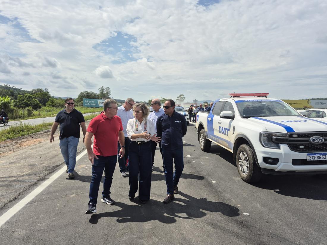 O vereador Dionísio, a deputada Ana Paula e o superintendente do DNIT/SC, Amauri Sousa