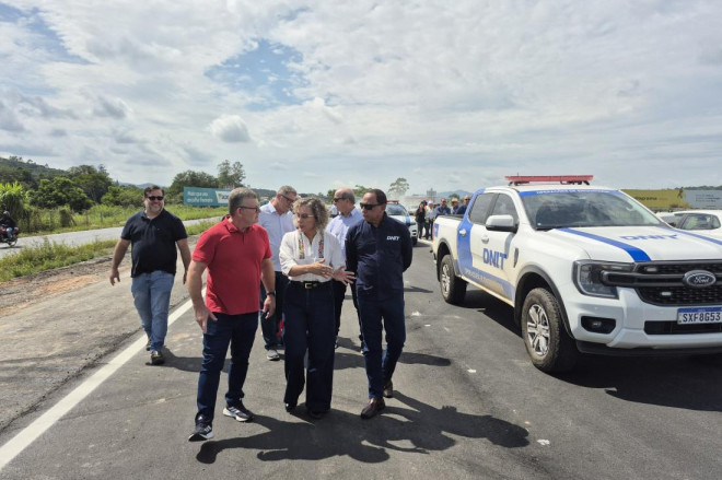 O vereador Dion&iacute;sio, a deputada Ana Paula e o superintendente do DNIT/SC, Amauri Sousa