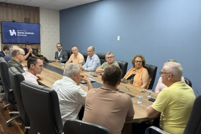 Prefeito, vereadores e representantes do Hospital Santo Ant&ocirc;nio se reuniram na tarde desta ter&ccedil;a-feira (31)
