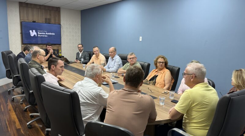 Prefeito, vereadores e representantes do Hospital Santo Antônio se reuniram na tarde desta terça-feira (31)