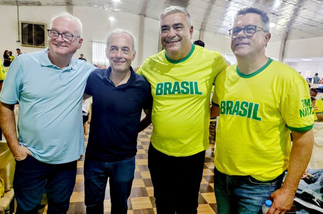 Entre os presentes, o prefeito de Gaspar, Paulo Koerich, o diretor do BRDE, Jo&atilde;o Paulo Klein&uuml;bing e o deputado  Sargento Lima, ao lado do anfitri&atilde;o do evento