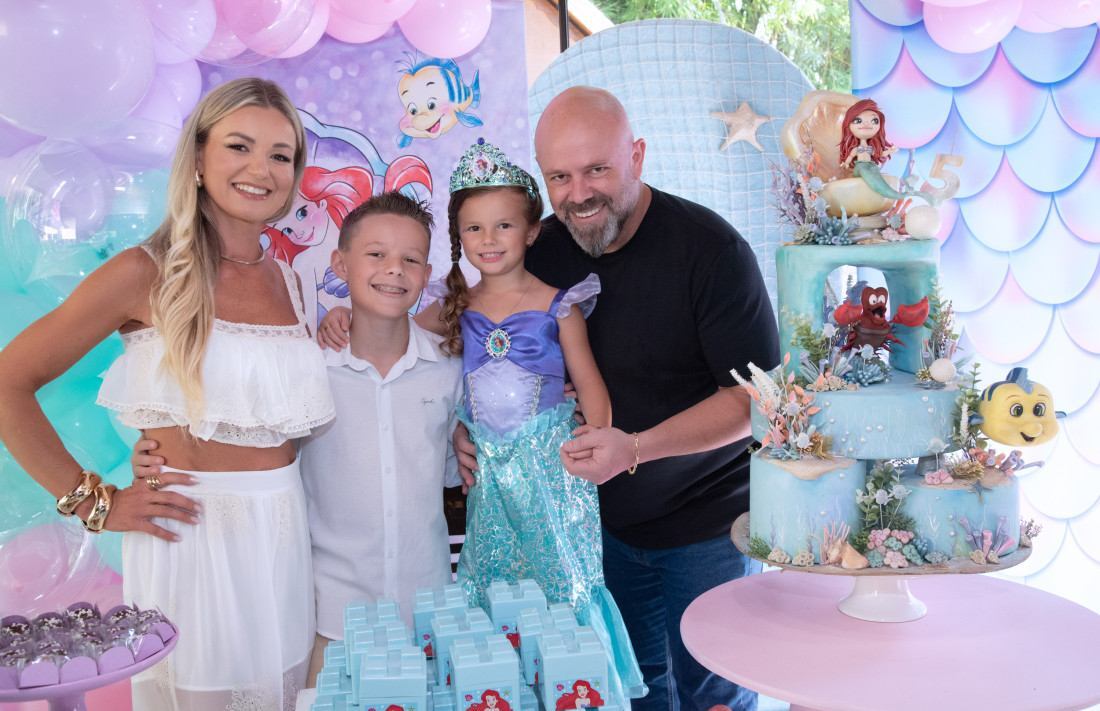 Maria Augusta com os pais, Samara e Silvio Dagnoni, e o irm&atilde;o Vicente