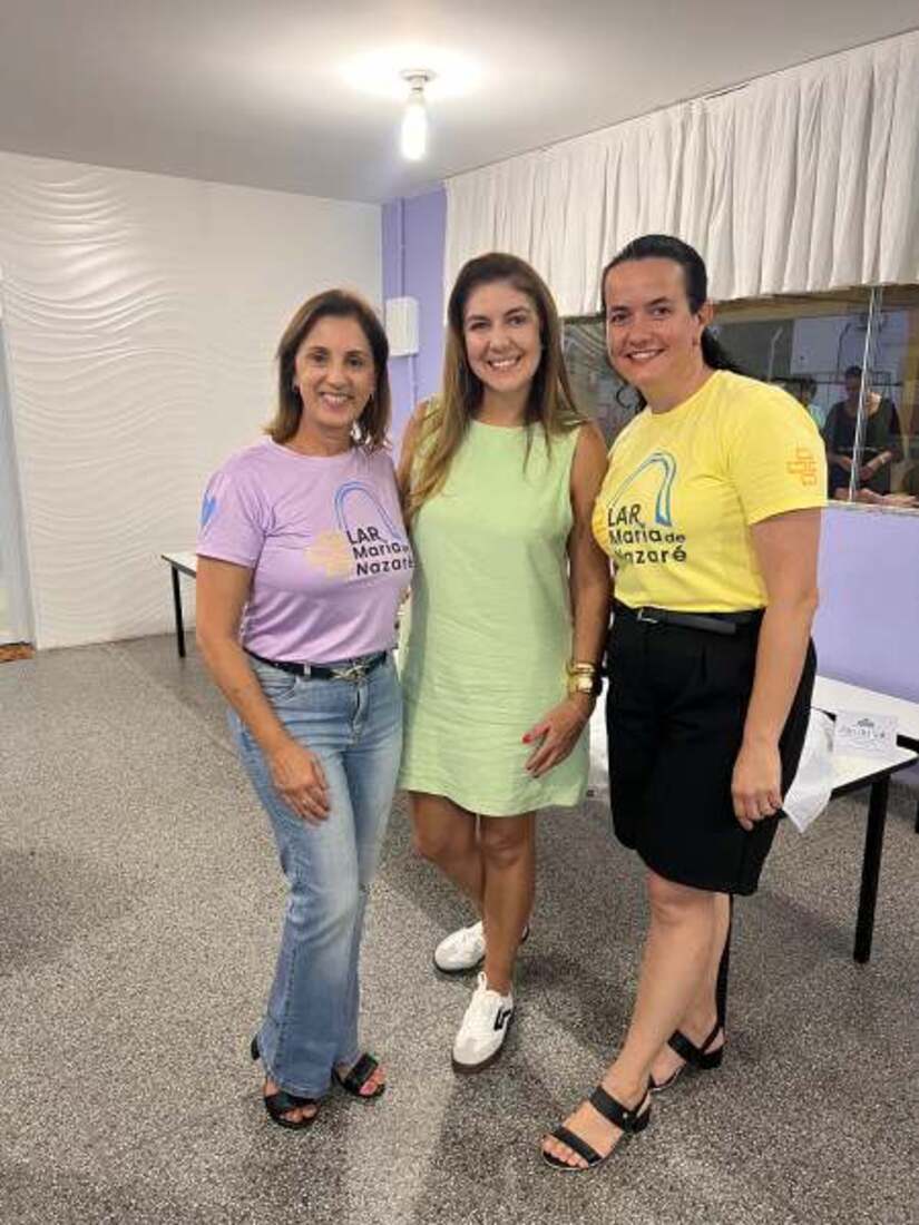  Na foto esta colunista com a Diretora Dulci Santos e com a Presidente Bruna Ramos Debus