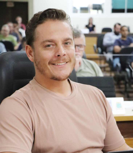 Vereador de segundo mandato, Alex Burnier, 37 anos, obteve a maior vota&ccedil;&atilde;o da hist&oacute;ria para o legislativo. Em 2025, presidiu a C&acirc;mara e nunca escondeu o desejo de disputar as elei&ccedil;&otilde;es de 2026. Por isso, trocou o PL pelo PRD.