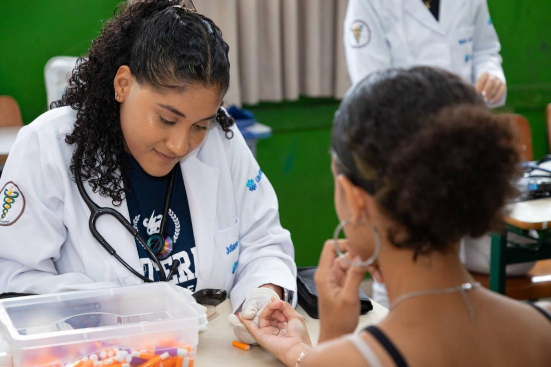 Profissionais da área da saúde vão estar relizando exames e prestando esclarecimentos