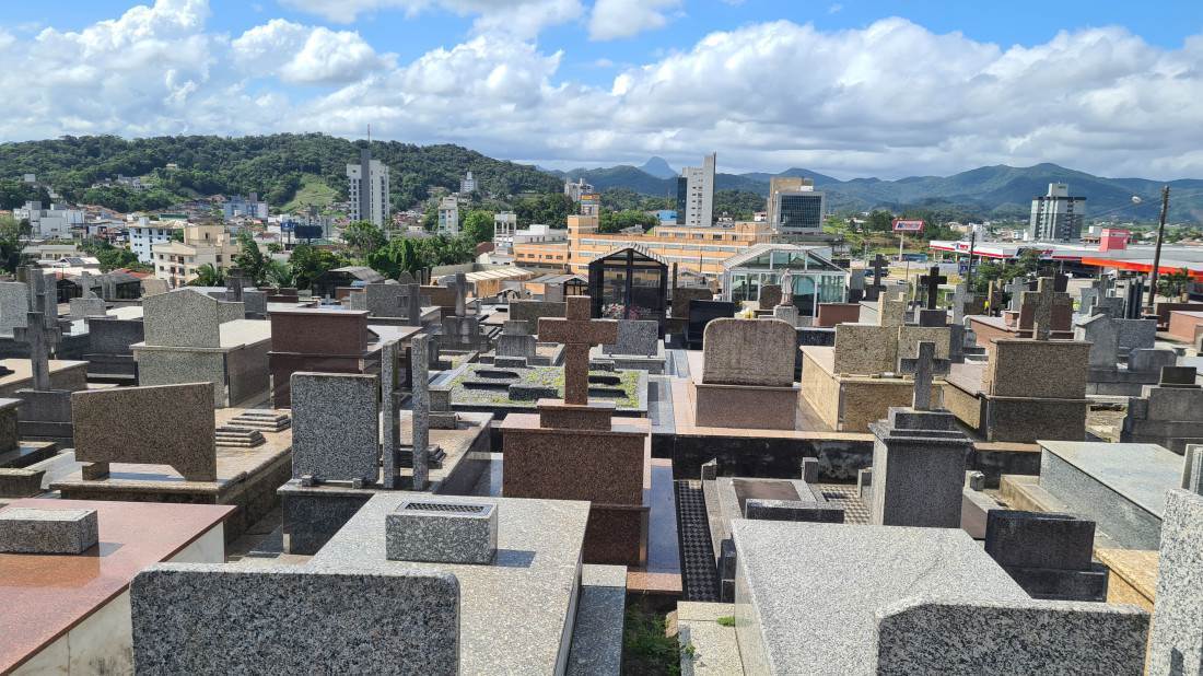 Prefeitura alega que muitos jazigos estão abandonados