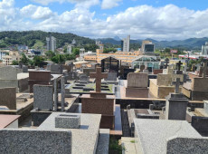 Prefeitura alega que muitos jazigos est&atilde;o abandonados