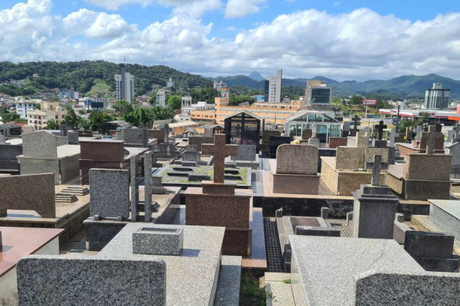 Prefeitura alega que muitos jazigos est&atilde;o abandonados