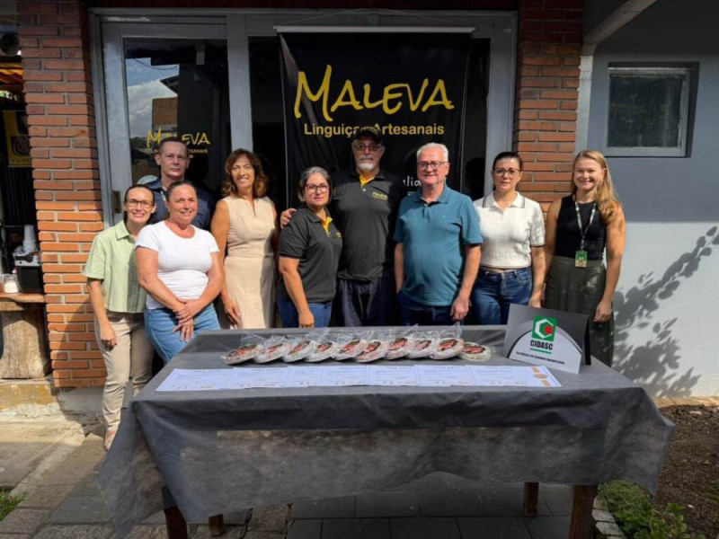 O prefeito Paulo Koerich, com os propriet&aacute;rios da Maleva e representantes da Cidasc na entrega do "Selo Arte"