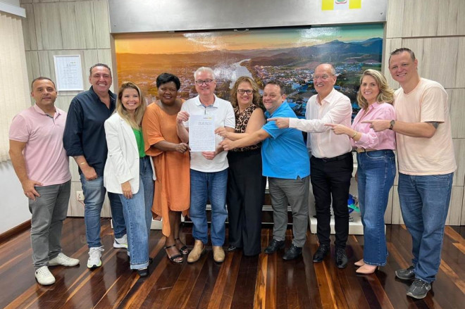 Prefeito, secret&aacute;rio de sa&uacute;de e vereadores no ato hist&oacute;rico de san&ccedil;&atilde;o da lei que transfere a administra&ccedil;&atilde;o do Hospital de Gaspar para a Funda&ccedil;&atilde;o Hospitalar de Blumenau 