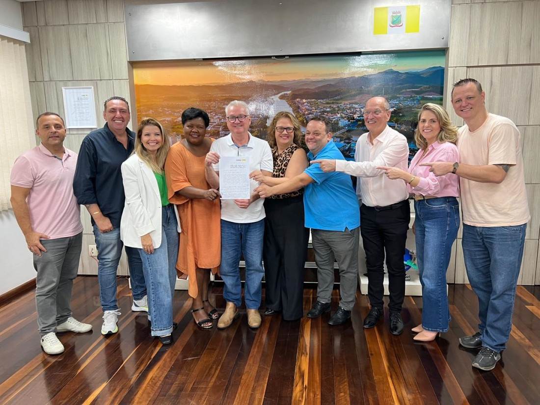 Prefeito, secretário de saúde, vereadores no ato histórico de sanção da lei que transfere a administração do Hospital de Gaspar para a Fundação Hospitalar de Blumenau 