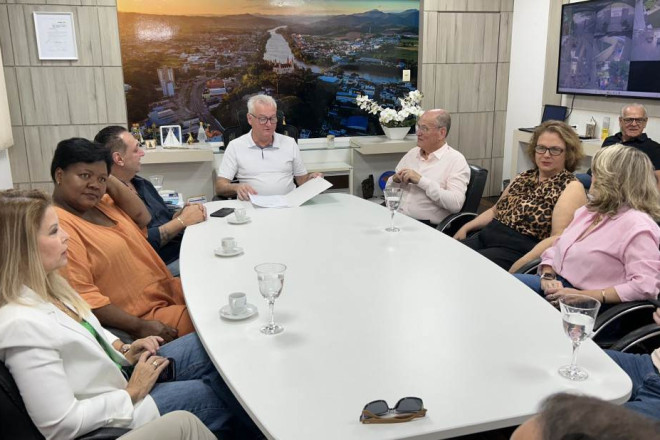 prefeito se reuniu com vereadores e secrat&aacute;rio da sa&uacute;de.