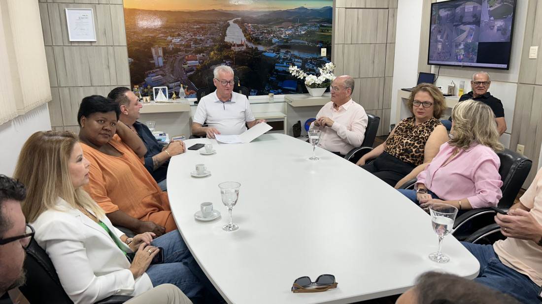 prefeito se reuniu com vereadores e secrat&aacute;rio da sa&uacute;de.