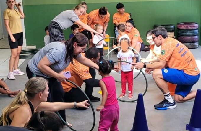 A atividade teve caráter interativo e envolveu crianças com e sem deficiência, com idades entre 3 e 5 anos