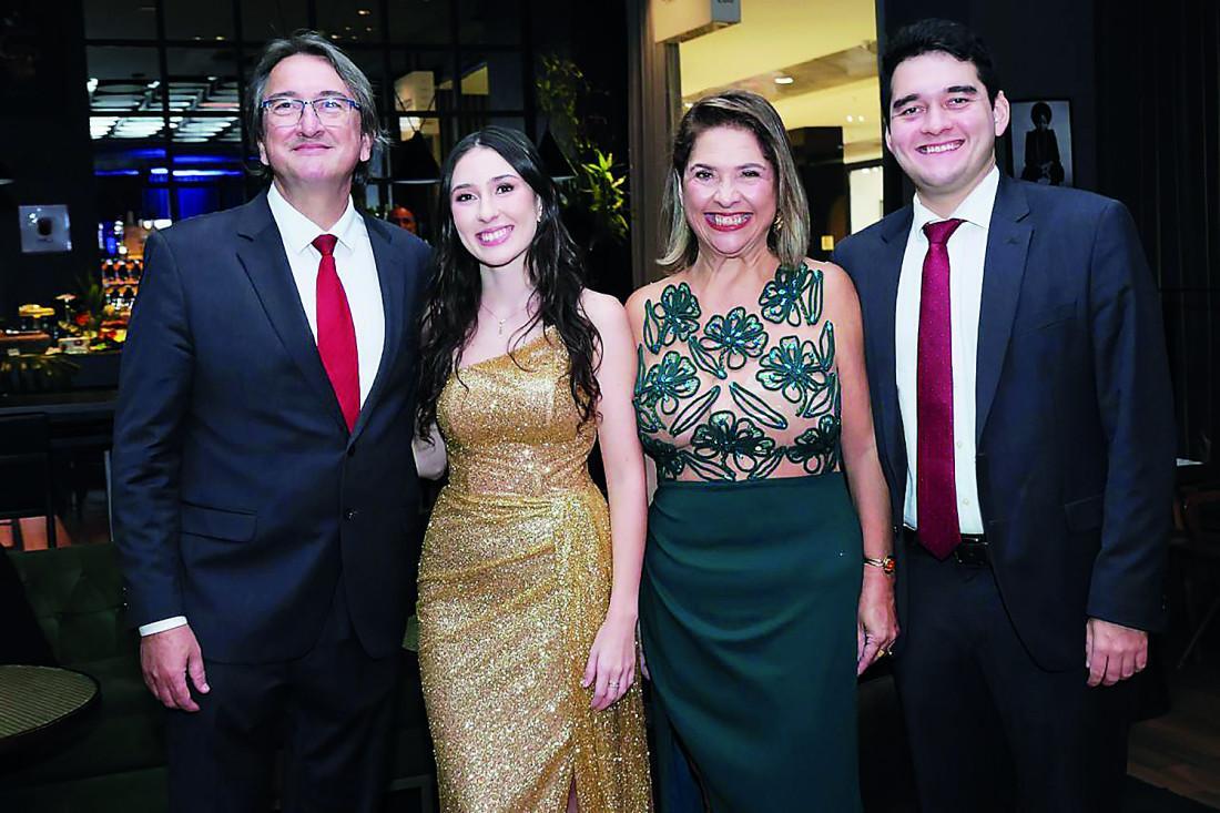 No registro, Luisa ladeada de seus pais e do irm&atilde;o Guilherme.