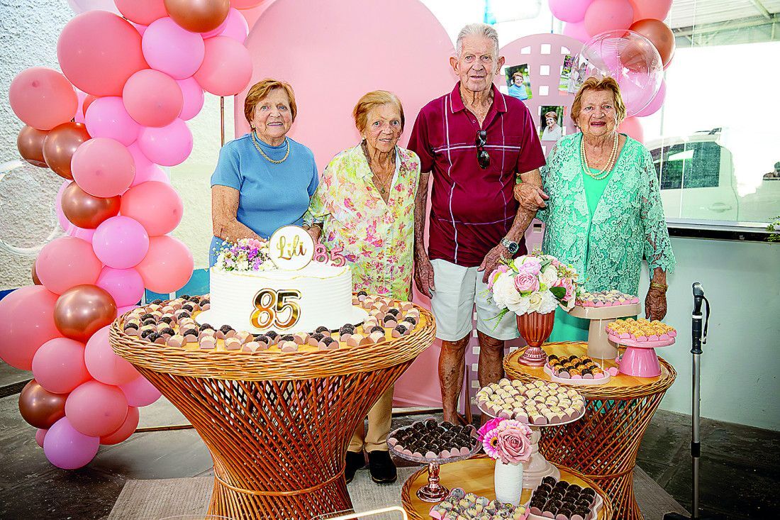 Dona Lili em momento de alegria ao lado dos irm&atilde;os Erna, Anselmo e Irene.