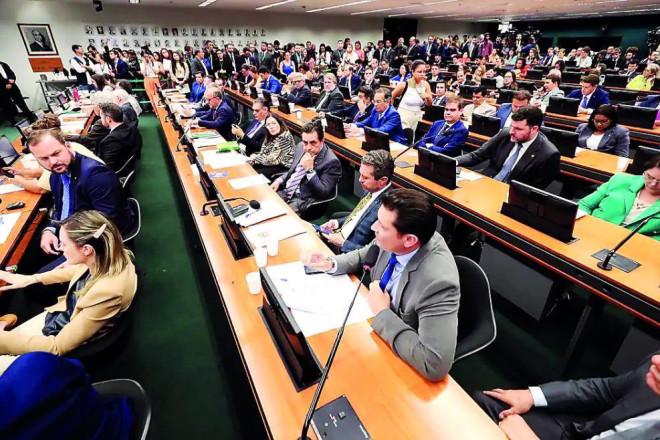 Oposi&ccedil;&atilde;o trabalha para estender o prazo de tramita&ccedil;&atilde;o e barrar a PEC