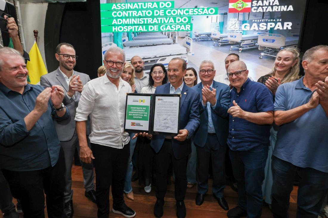 Além de assinatura do contrato, governador anunciou recursos para manutenção da instituição hospitalar gasparense