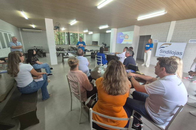 Representantes do setor e comerciantes participaram do lan&ccedil;amento da campanha "Com&eacute;rcio Local &eacute; Legal"