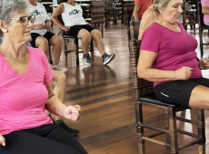 A iniciativa oferece yoga e gin&aacute;stica para terceira idade