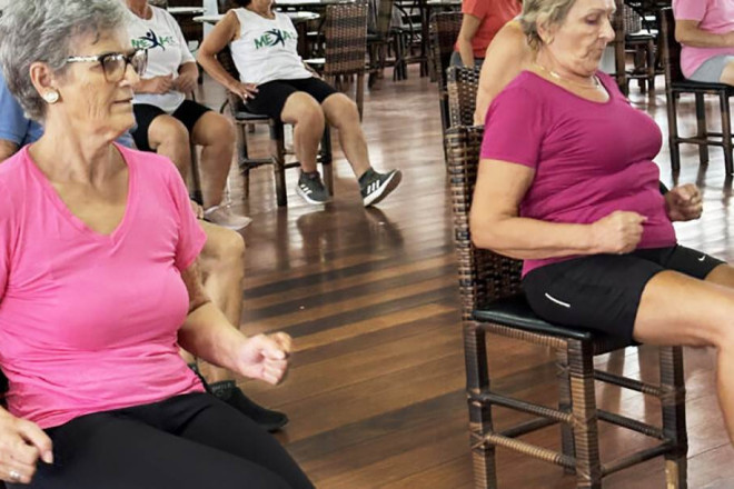 A iniciativa oferece yoga e gin&aacute;stica para terceira idade