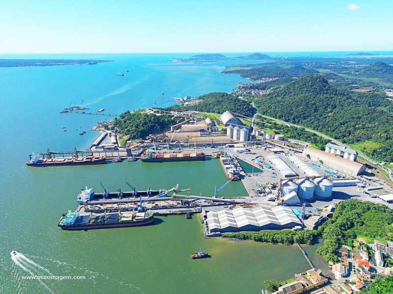O mar e atividades pesqueiras empregam um grande n&uacute;mero de trabalhadores em SC