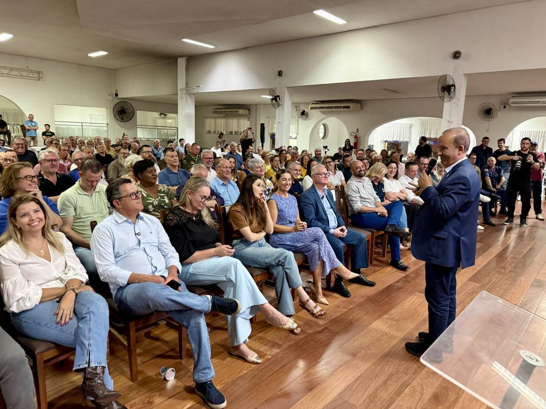 O governador Jorginho Mello em evento de assinatura do contrato de gest&atilde;o do hospital de Gaspar e repasse de recursos