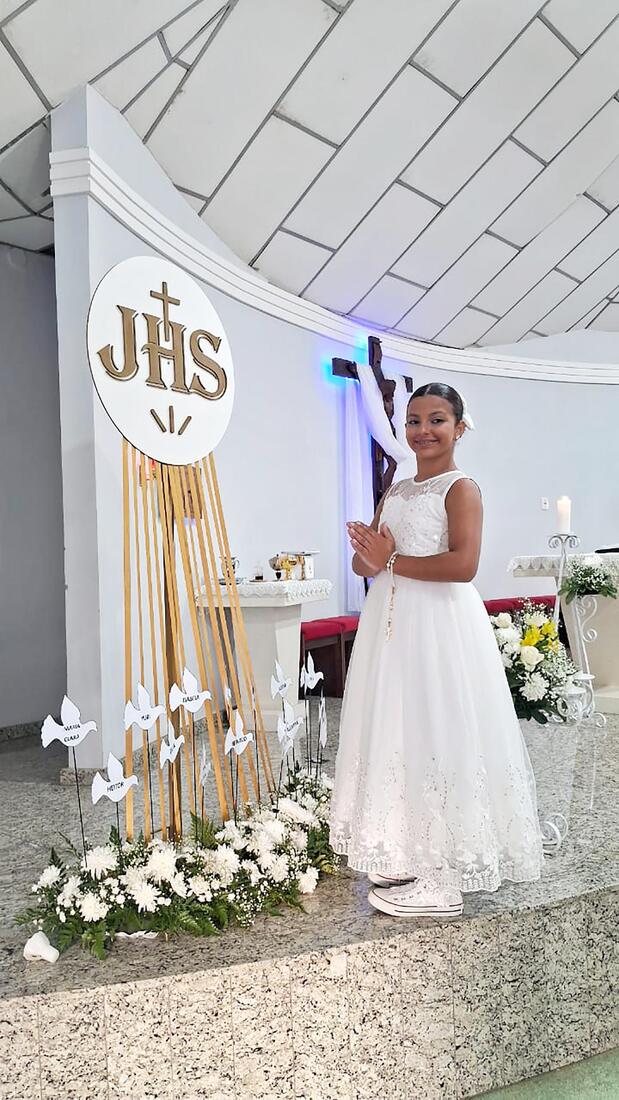 Isabela Oliveira Peres recebeu sua Primeira Eucaristia no dia 19