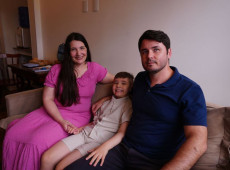 Davi com os pais Anelise Guielov da Silva e Jonatas da Silva