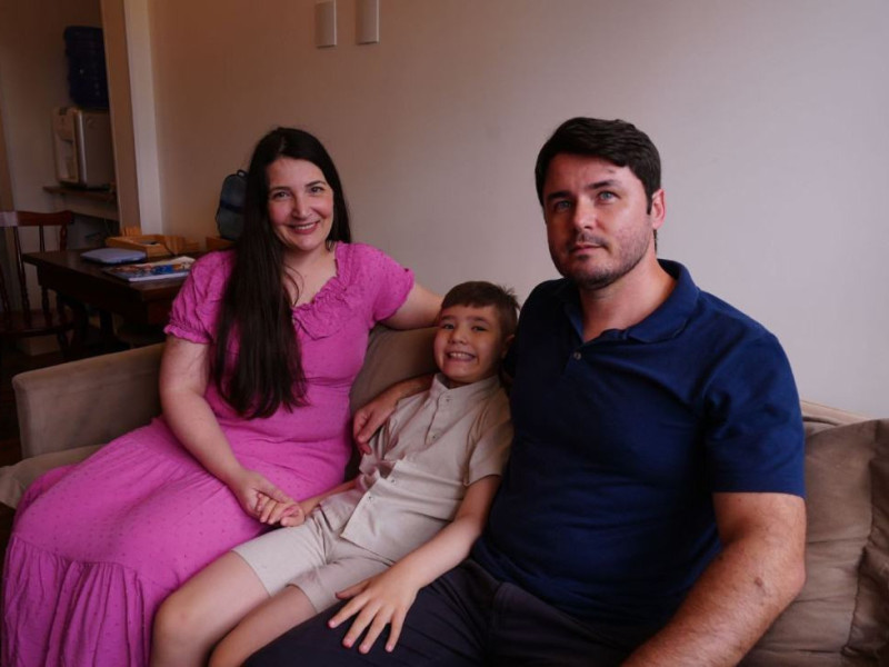 Davi com os pais Anelise Guielov da Silva e Jonatas da Silva