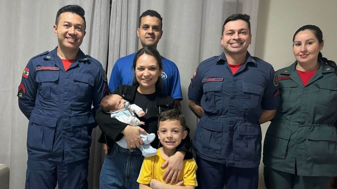 : Nadiane, na foto com o filho no colo, salvou Guilherme aplicando as t&eacute;cnicas que havia aprendido em uma capacita&ccedil;&atilde;o semelhante, 