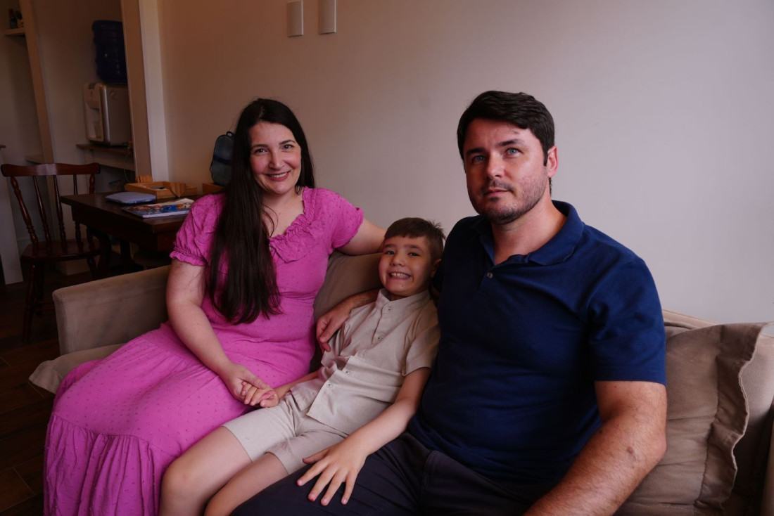 Davi com os pais Anelise Guielov da Silva e Jonatas da Silva