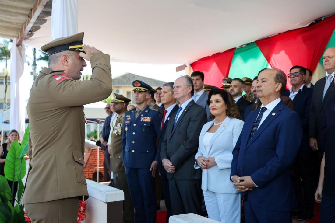 Governador e vice no palanque de autoridades