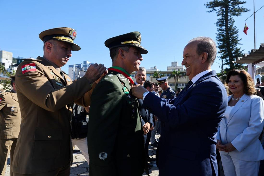 Governador condecora oficiais